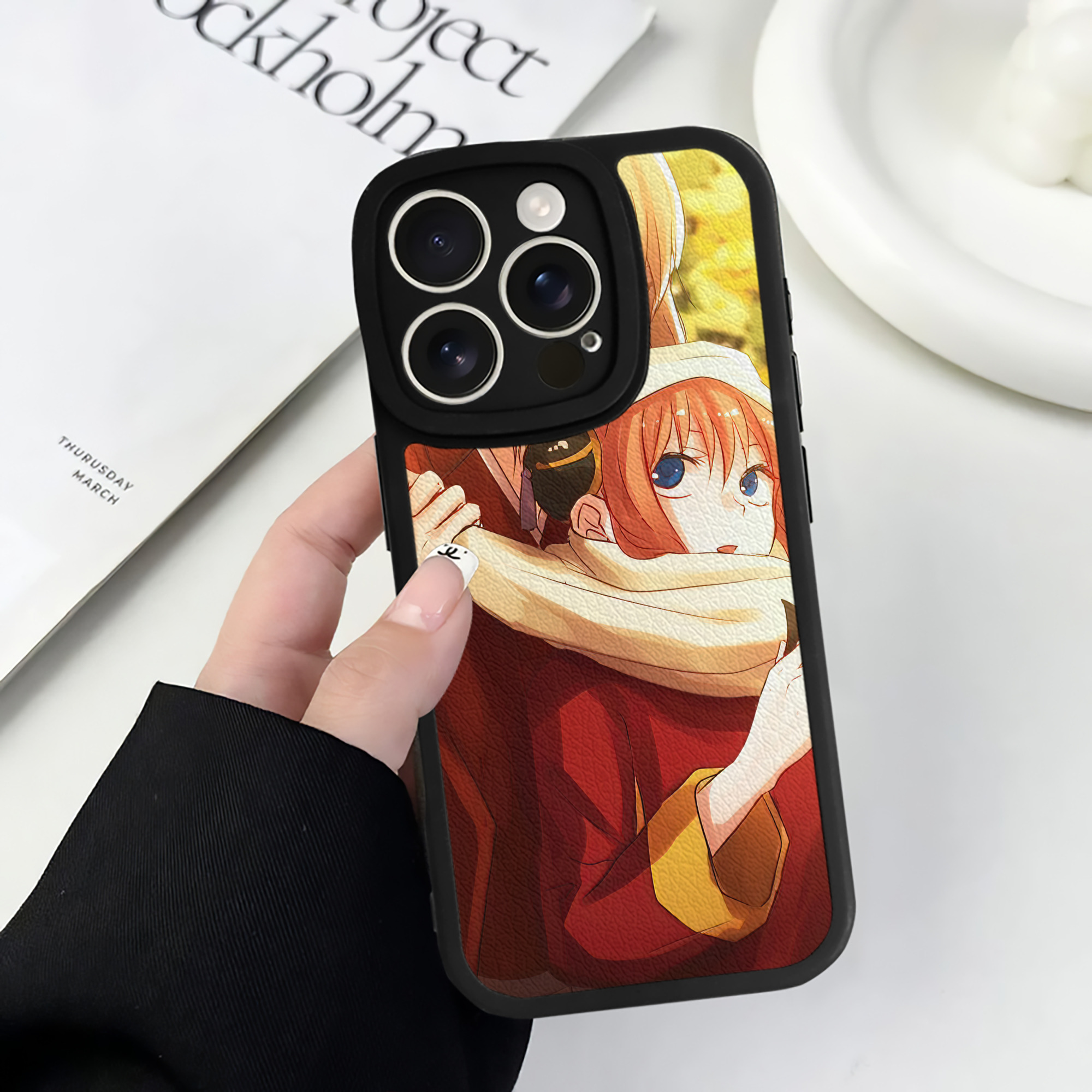 （画像用） ぎんたま 坂田銀時（さかたぎんとき） 神楽 志村新八（しむら しんぱち） GINTAMA Sakata Gintoki Kagura Shimura Shinpachi 【iPhone 16シリーズ対応】シリコンスマホケース（レザー調） 材質：シリコン